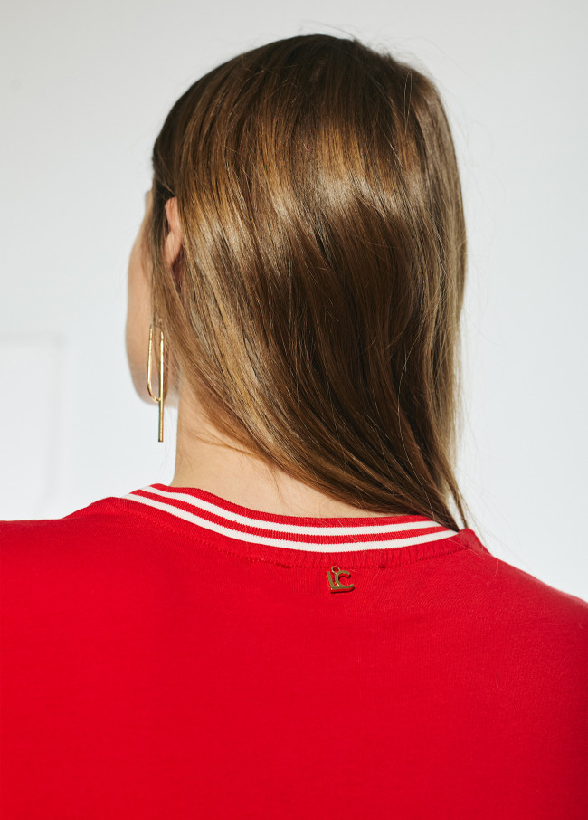 Camiseta manga corta con flor frontal