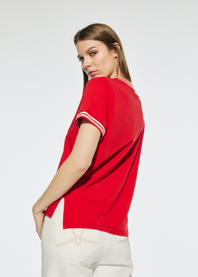 Camiseta manga corta con flor frontal