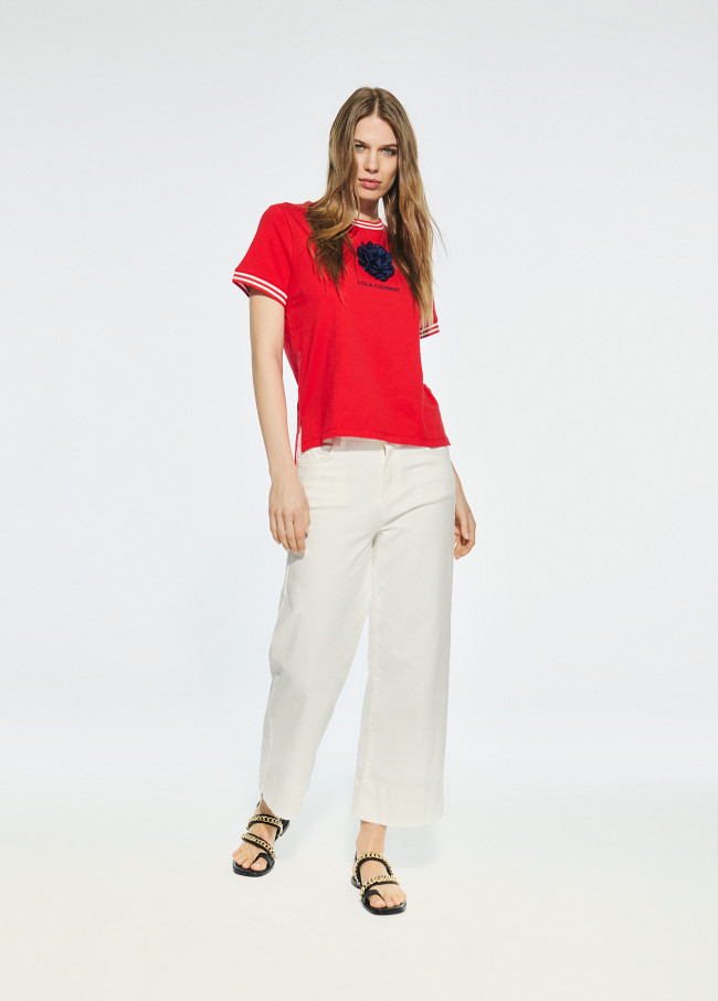 Camiseta manga corta con flor frontal