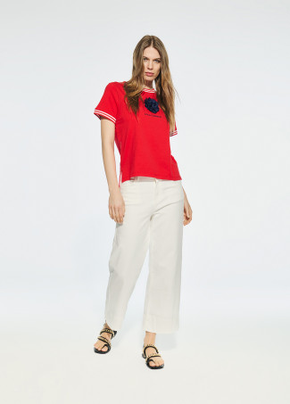 Camiseta manga corta con flor frontal