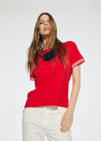 Camiseta manga corta con flor frontal