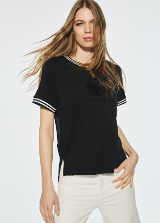 Camiseta manga corta con flor frontal