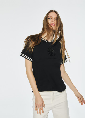 Camiseta manga corta con flor frontal