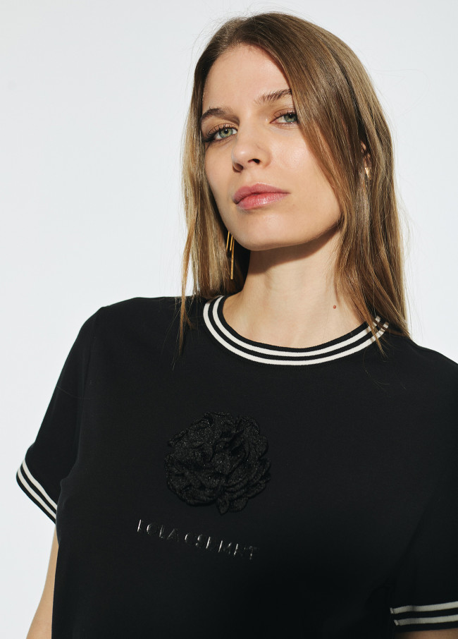 Camiseta manga corta con flor frontal