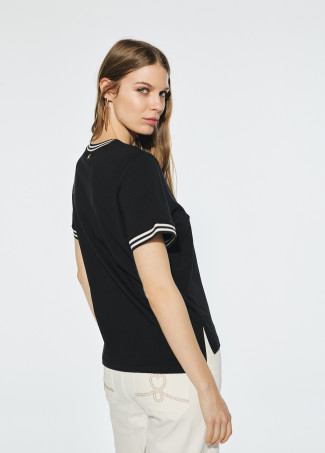 Camiseta manga corta con flor frontal