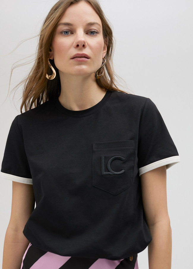 Shirt mit LC-Stickerei auf der Tasche