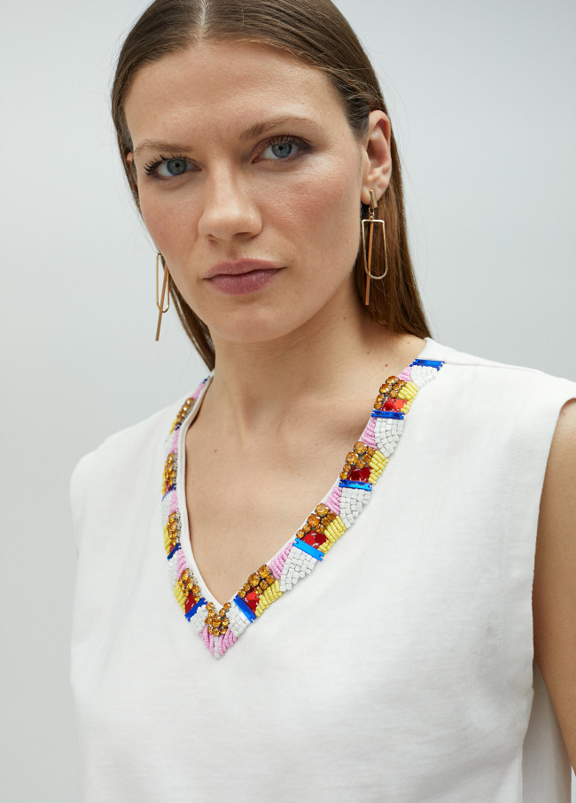 Camiseta cuello pico con pedrería