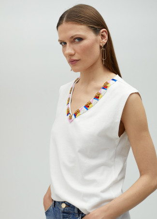 Camiseta cuello pico con pedrería