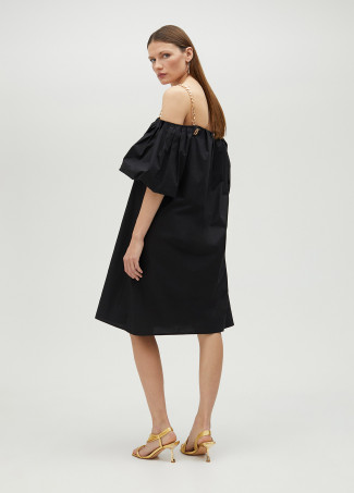Vestido corto con tirantes cadena dorada