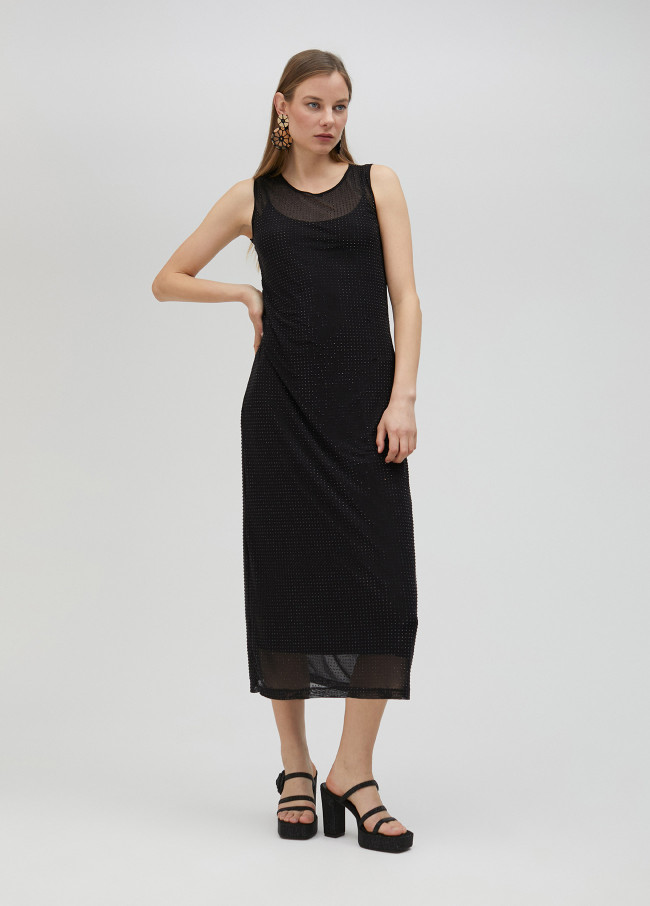 Vestido de tul con strass a tono