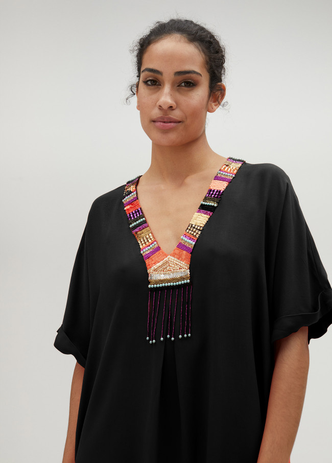 Vestido curto com pormenor de pedraria