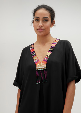 Vestido curto com pormenor de pedraria