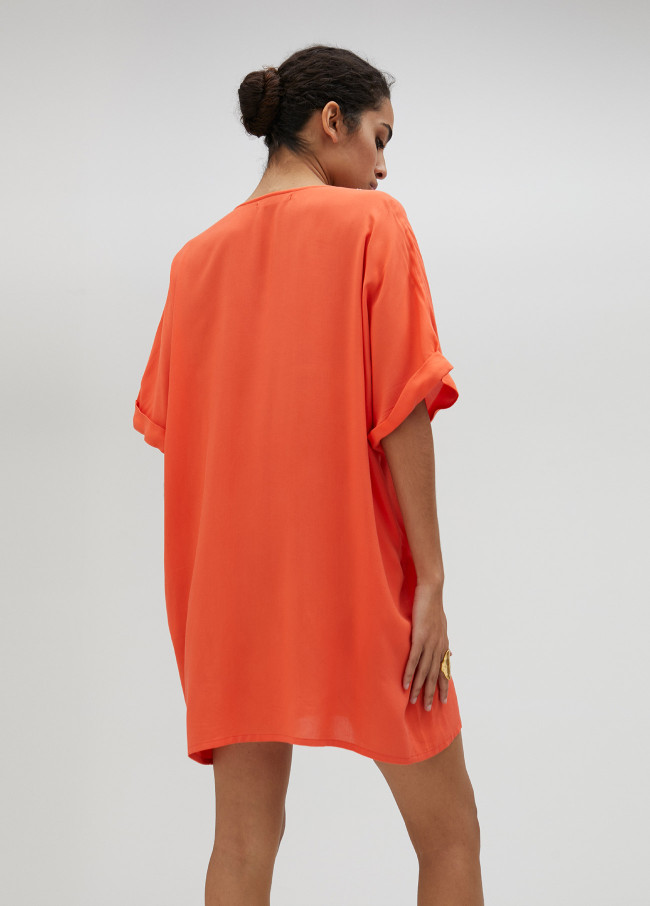 Vestido curto com pormenor de pedraria