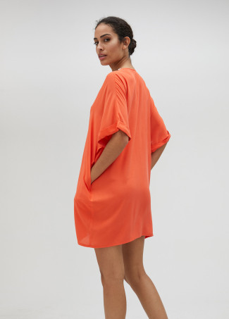 Vestido curto com pormenor de pedraria