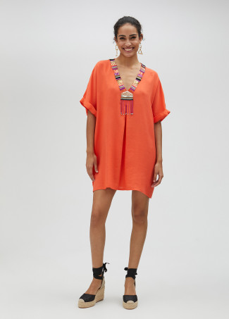 Vestido curto com pormenor de pedraria