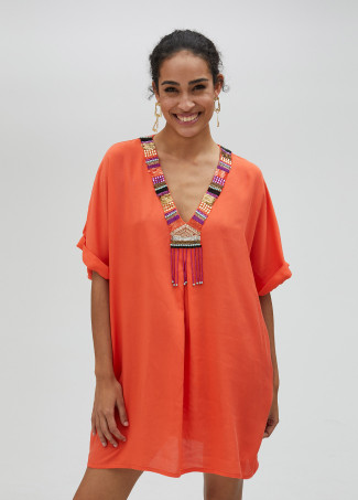 Vestido curto com pormenor de pedraria