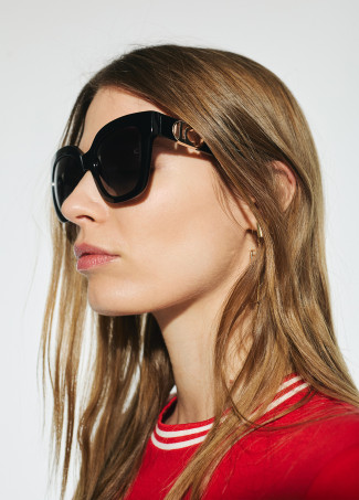 Gafa cuadrada con logo dorado