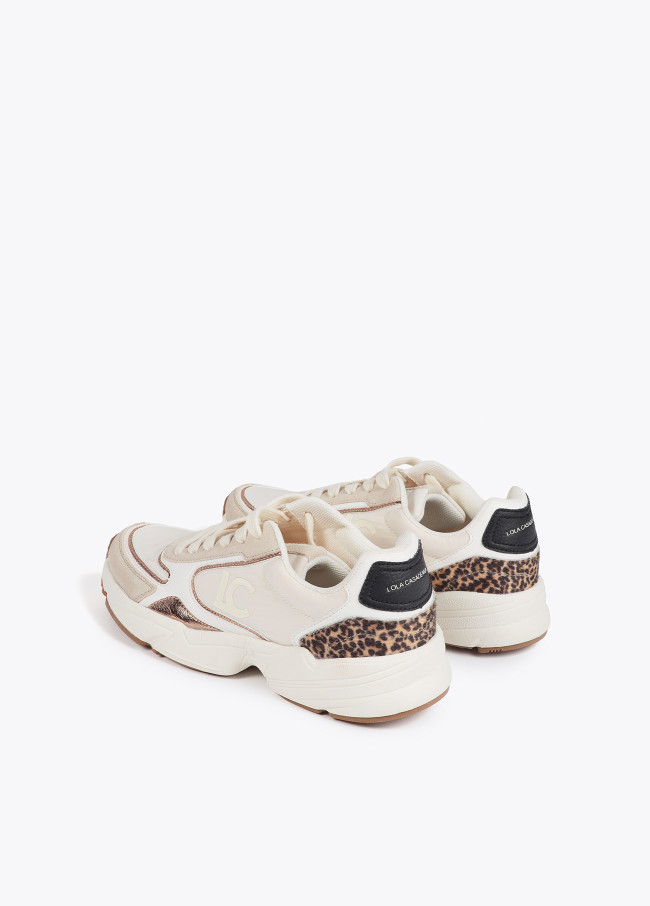 Trainers with running sole and combination of...