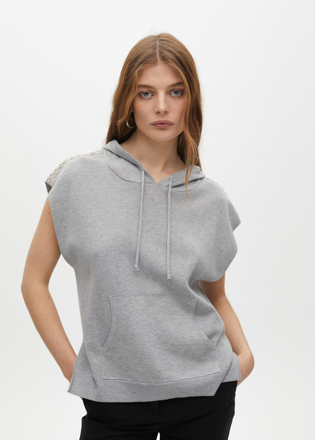 Gilet felpato con cappuccio e applicazioni...