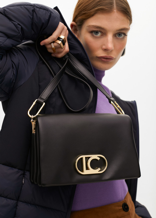 Crossbody-Tasche aus Kunstleder mit drei...