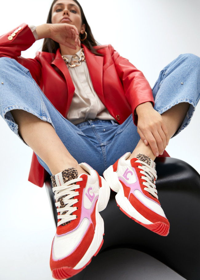 Trainers with running sole and combination of...