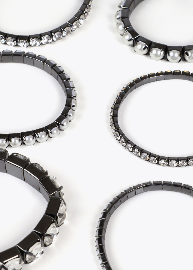 Set elastische Armbänder mit Schmuck- und...