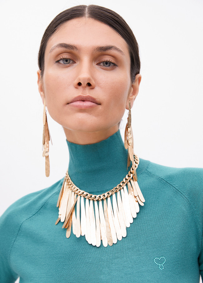 Bib necklace with metal fringing