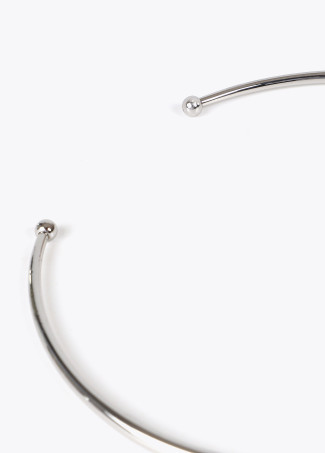 Short rigid necklace with oval logo