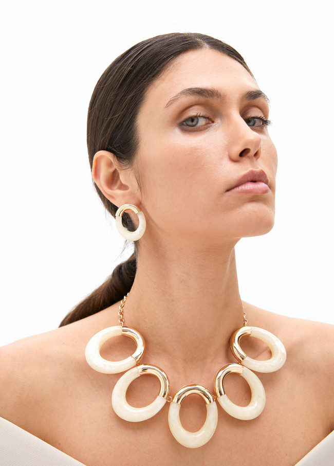 Contrast acrylic and metal oval necklace