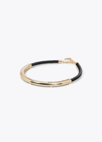 Kurze Rohrenkette mit Lederimitat und Metalllogo