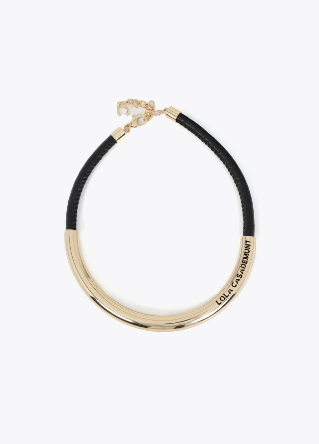 Collar corto tubo efecto piel con metal logo...