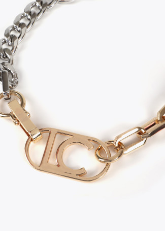 Short contrast chain necklace with oval logo