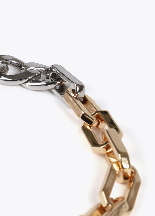 Short contrast chain necklace with oval logo