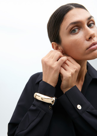 Rigid two-tone metal bangle