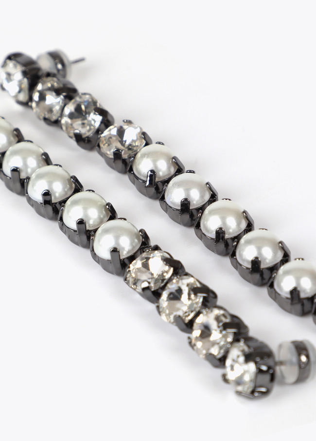 Ohrringe mit Kristallen und Perlen