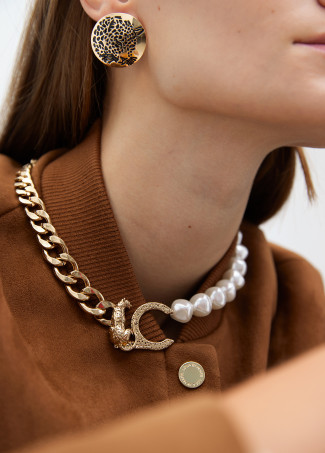 Short leopard logo necklace with contrast chain and faux pearls