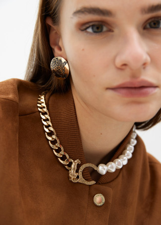 Short leopard logo necklace with contrast chain and faux pearls