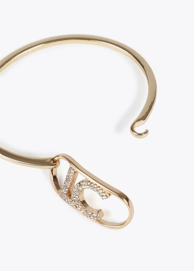 Rigid thin bangle with oval logo