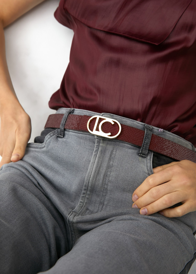 Reversible belt with snakeskin texture