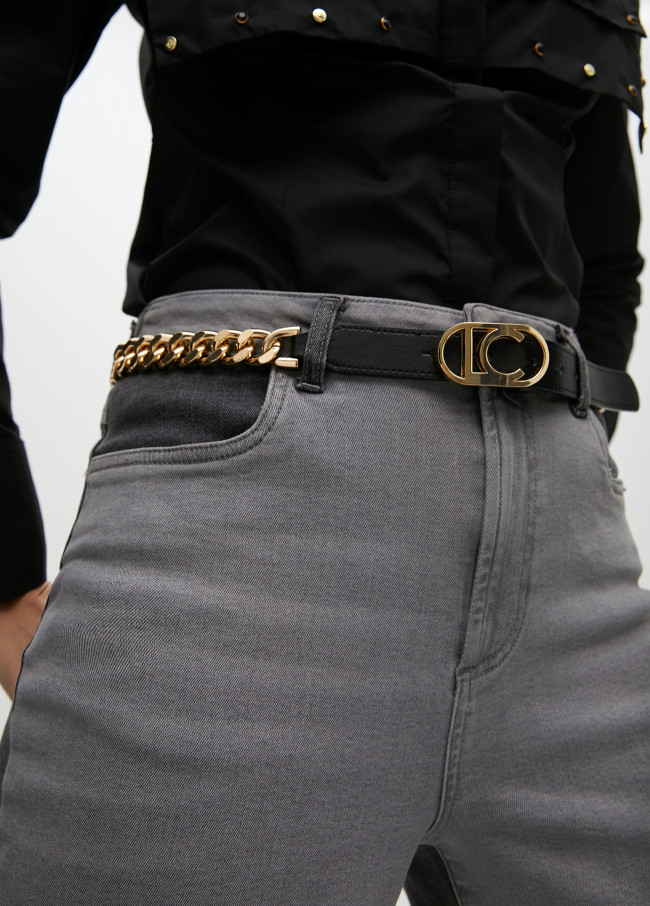 Chain belt with oval logo