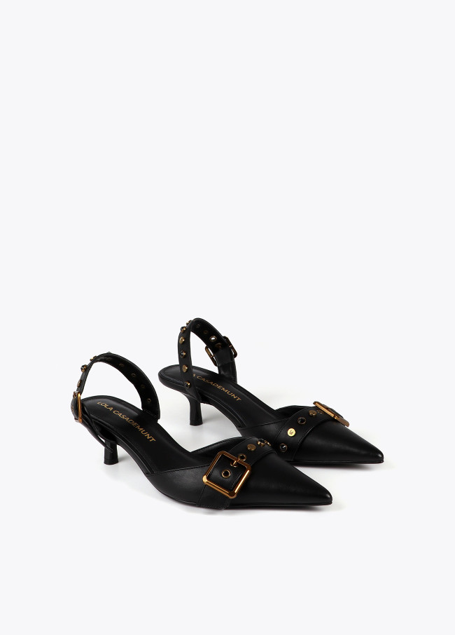 Zapato de tacón destalonado con detalles metálicos