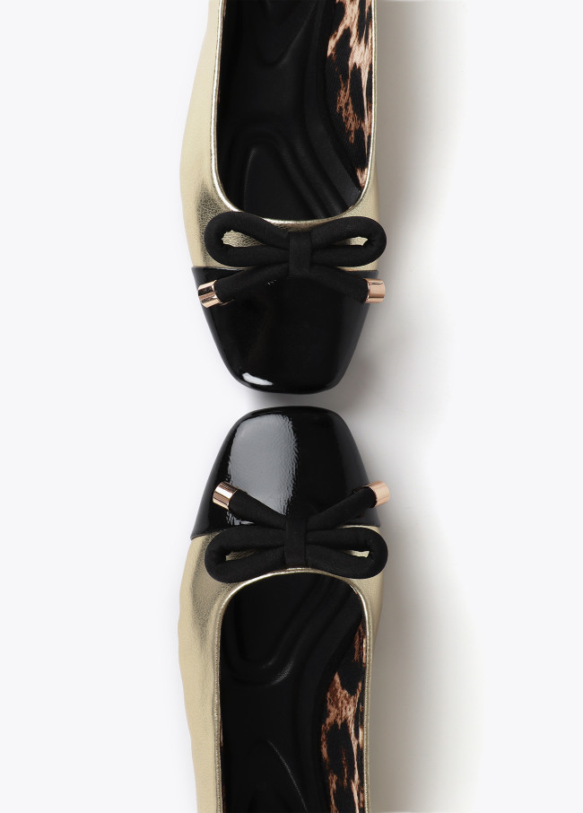 Ballet flats with round toe and front bow detail