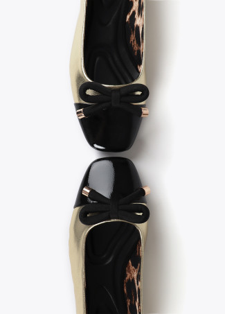 Ballet flats with round toe and front bow detail
