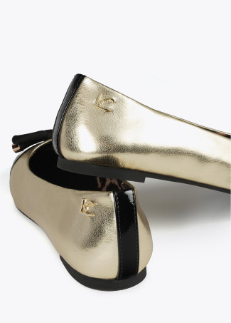 Ballet flats with round toe and front bow detail