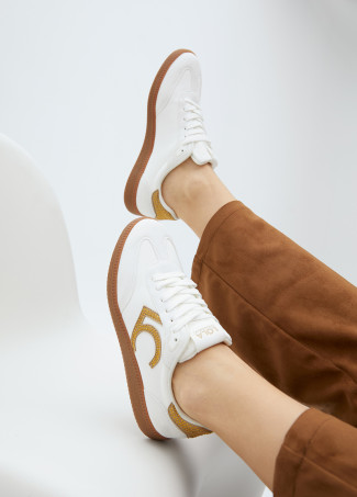 Sapatilha em tecido tipo nylon com detalhes de strass