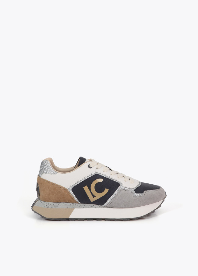 Deportiva con suela personalizada y estampado...