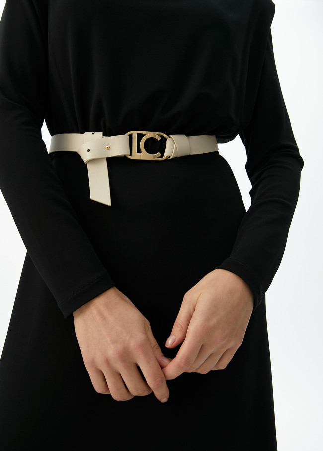 Chain belt with oval logo