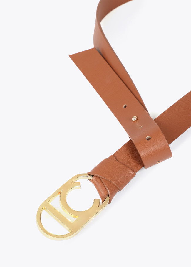 Chain belt with oval logo