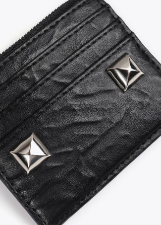 Wrinkled faux leather card holder with XL studs