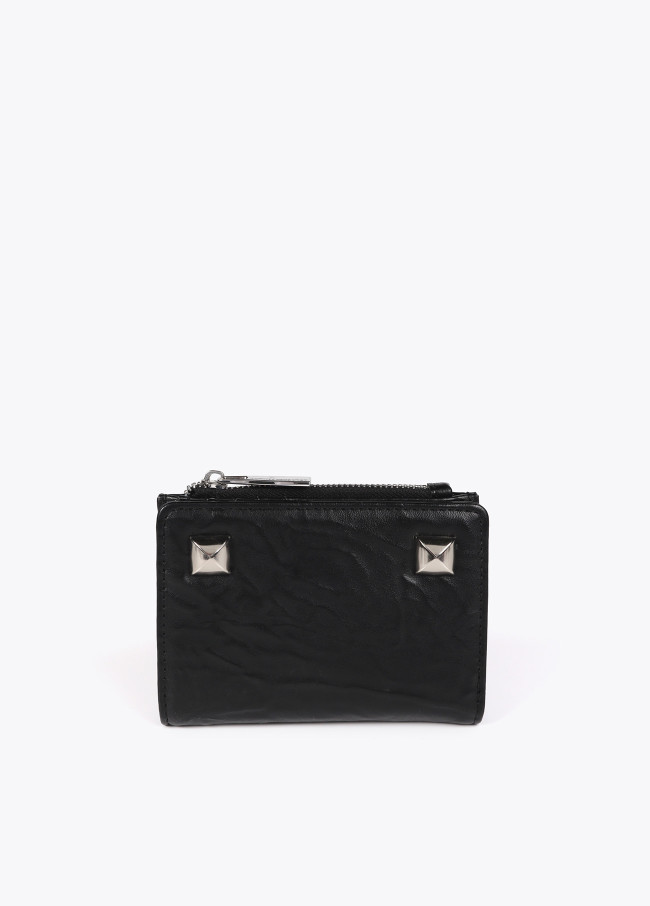 Portafoglio effetto pelle rugosa con borchie